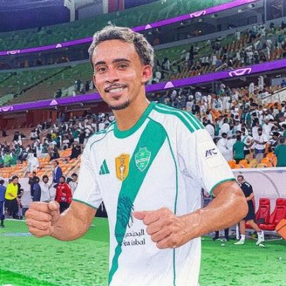 Matheus Gonçalves brilha em estreia pelo Al-Ahli com virada emocionante