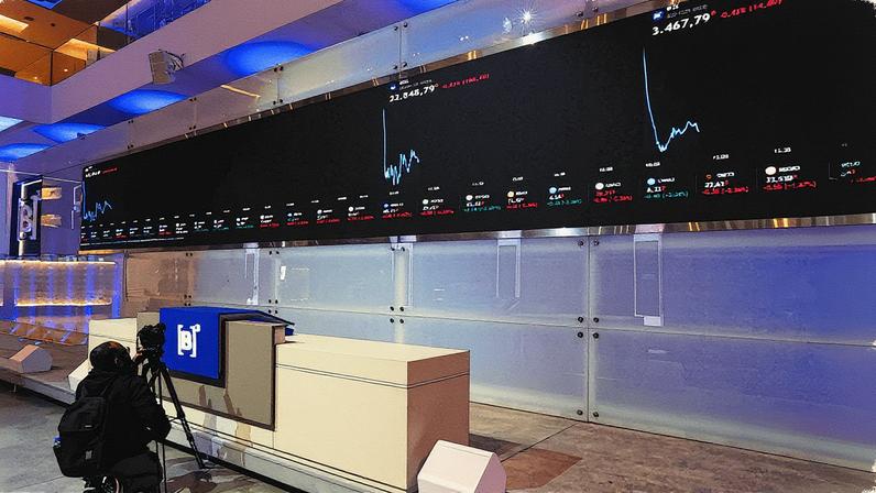 Painéis eletrônicos exibindo informações financeiras na B3, em São Paulo (Foto: Reprodução)