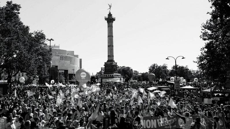 Protesto contra o governo do presidente francês Emmanuel Macron na Praça da Bastilha, em Paris (Foto: Reprodução)