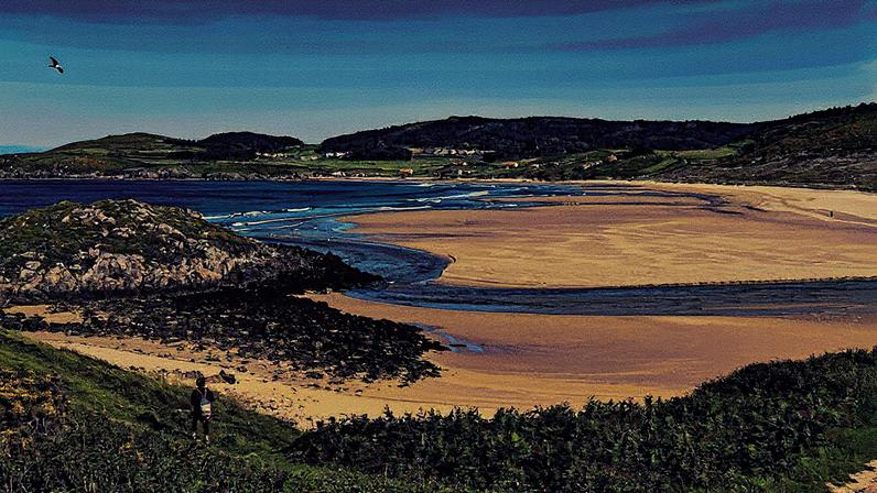 Ría de Lires, em A Coruña, com águas calmas e vegetação ao redor (Foto: Reprodução)