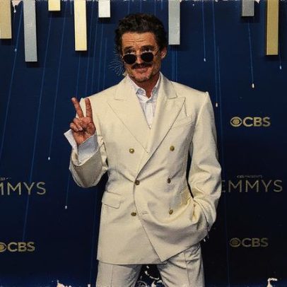 Pedro Pascal brilha em traje branco no tapete vermelho do Emmy 2025