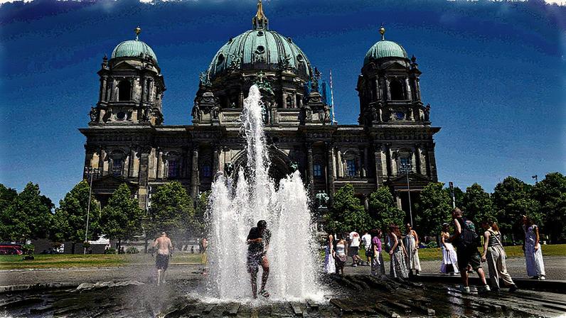 Fonte em Berlim é utilizada para resfriar a temperatura durante onda de calor em julho (Foto: Reprodução)