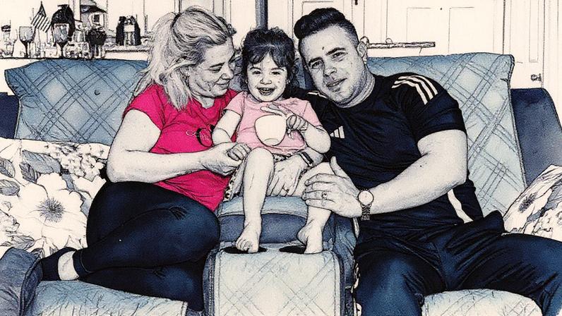 Yisel Miguel, Deivy Alemán e sua filha Keira estão na sala de sua casa em Orlando, Florida (Foto: Reprodução)