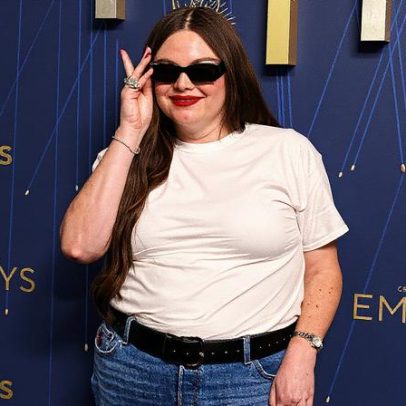 Megan Stalter defende o uso de jeans no tapete vermelho do Emmy 2025