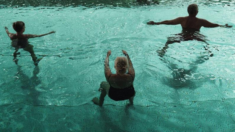 Pacientes realizam exercícios em uma piscina em um centro de reabilitação cardiovascular na Áustria (Foto: Reprodução)