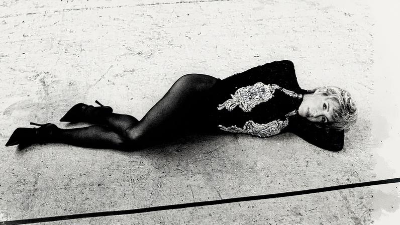 Ana Torroja apresenta seu novo single 'Se ha acabado el show' com um body bordado, mules de tacão de terciopelo de Schiaparelli e medias de cristal de Calzedonia (Foto: Reprodução)