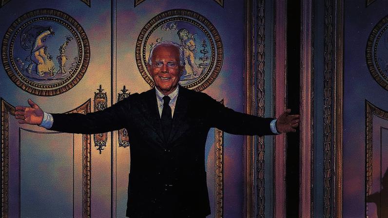 Homem em terno apresenta no palco com tela ao fundo exibindo gráfico (Foto: Reprodução)