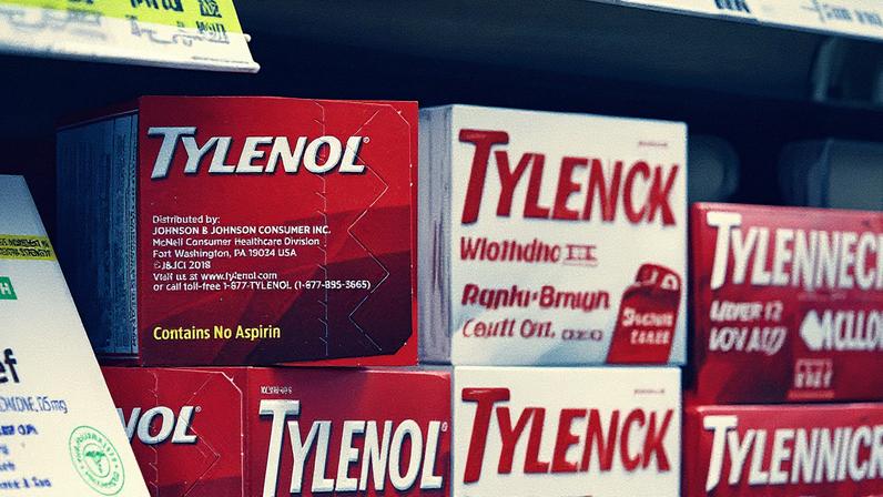 Caixas de Tylenol da Johnson & Johnson expostas à venda em uma farmácia (Foto: Reprodução)