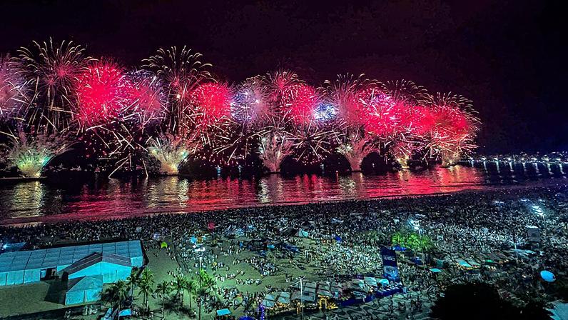 Queima de fogos para comemorar o Ano-Novo na praia de Copacabana, no Rio de Janeiro (Foto: Reprodução)