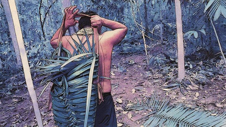 Homem de costas entra em mata fechada, sem camisa, com desenhos tradicionais pretos nas costas, segurando uma bolsa de folhas de bananeira atrás da cabeça e vestindo bermuda preta (Foto: Reprodução)