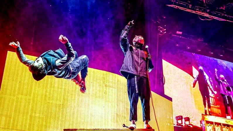 Banda Twenty One Pilots se apresenta no TQL Stadium em Cincinnati, tocando uma mistura de sucessos e novidades durante o início de sua turnê mundial (Foto: Reprodução)