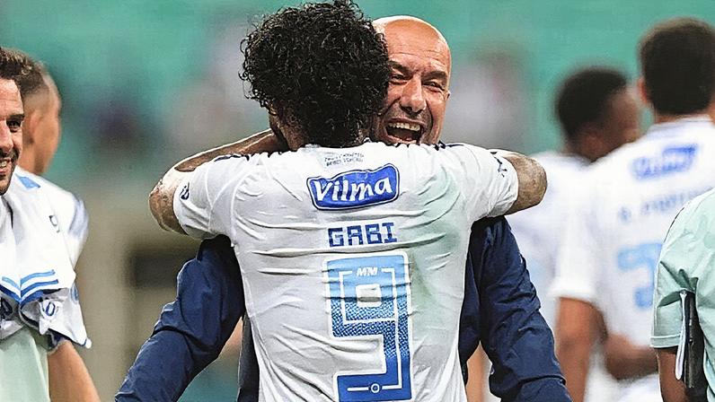 Gabigol e Leonardo Jardim se abraçam durante a comemoração da vitória do Cruzeiro sobre o Bahia (Foto: Reprodução)