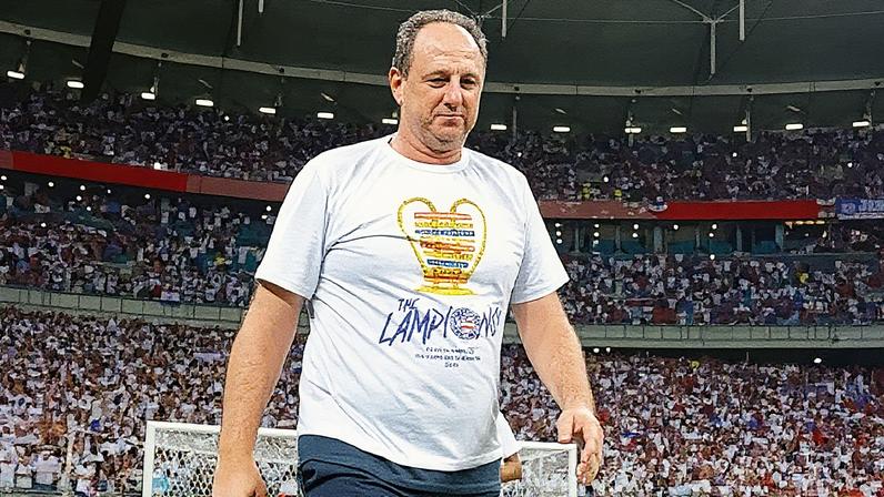 Rogério Ceni comemora título da Copa do Nordeste com a torcida do Bahia na Fonte Nova, em Salvador (Foto: Reprodução)