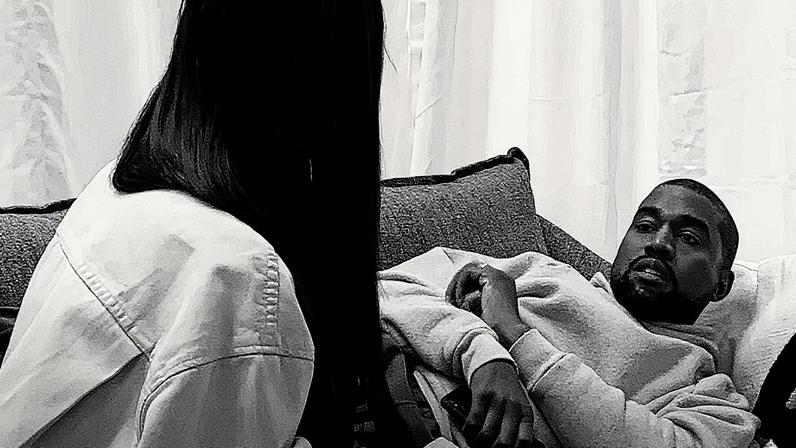 Kim Kardashian e Kanye West aparecem em cena do documentário 'In Whose Name?' (Foto: Reprodução)