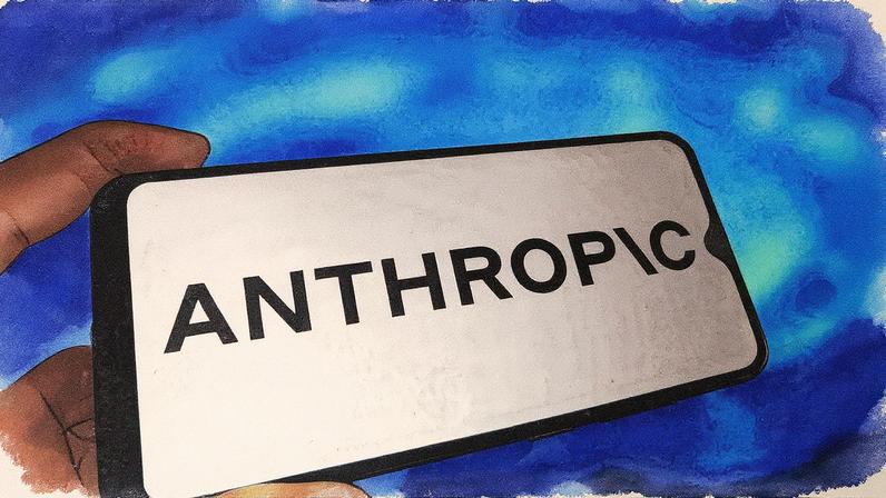 Homem de terno fala ao microfone durante apresentação em um palco com gráfico ao fundo (Foto: Reprodução)