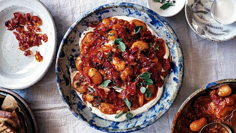 Legumes manteigos, tomates cherry em duas texturas, ervas, iogurte e especiarias dispostos em um prato (Foto: Reprodução)