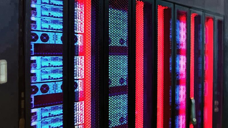Close-up de um moderno data center com armários (Foto: Reprodução)