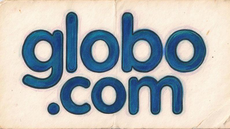 Bolo de fubá em um prato, acompanhado de uma xícara de café (Foto: Reprodução)