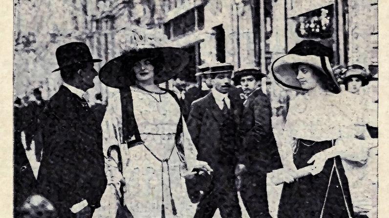 Poeta Jane Catulle Mendès e sua secretária, Mathilde Grimaud, passeiam pela Avenida Central, atual Rio Branco (Foto: Reprodução)