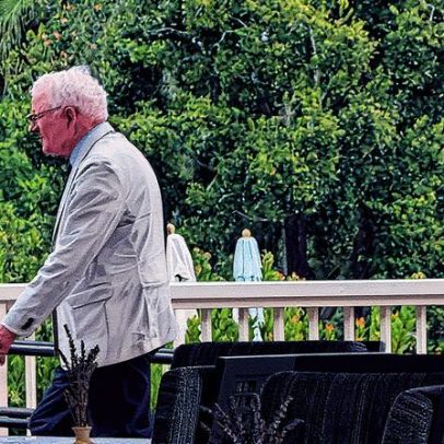 Selena Gomez e Benny Blanco realizam jantar de ensaio estrelado com Paul Rudd, Steve Martin e mais