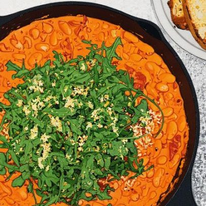 Prato cremoso combina feijão-branco, tomate e queijo; aprenda a receita deliciosa