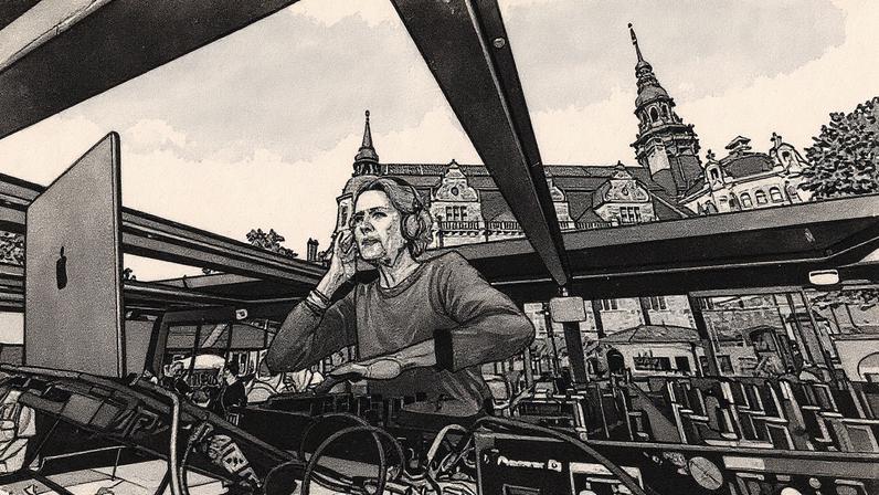 DJ Gloria, de 81 anos, se apresenta em um clube em Estocolmo, na Suécia (Foto: Reprodução)