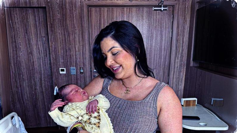 Empresária com a filha recém-nascida, que foi registrada como Ariel e rebatizada de Bella (Foto: Reprodução)