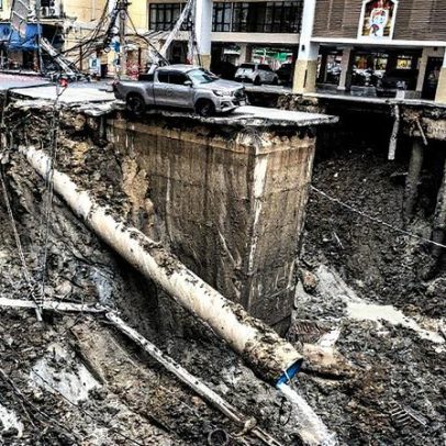 Cratera enorme engole rua em Bangcoc após colapso de obra do metrô