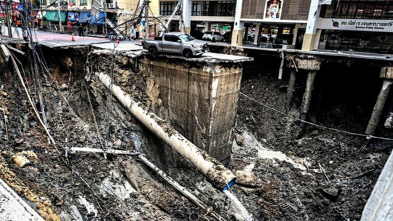 Cratera gigante engole rua em Bangcoc após colapso em obra de metrô (Foto: Reprodução)