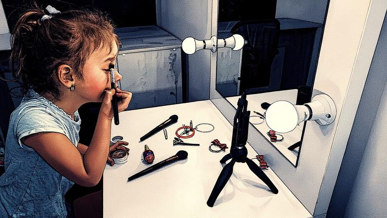 O uso de maquiagem, roupas justas e sapatos de salto, além da exposição em conteúdos digitais, influencia a aparência como critério de aceitação social (Foto: Reprodução)