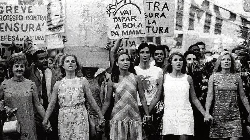 Mulheres protestam contra a ditadura em uma manifestação (Foto: Reprodução)