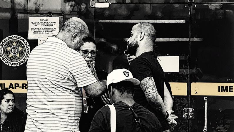 Família de Rodrigo José da Silva Sant’anna no IML (Foto: Reprodução)