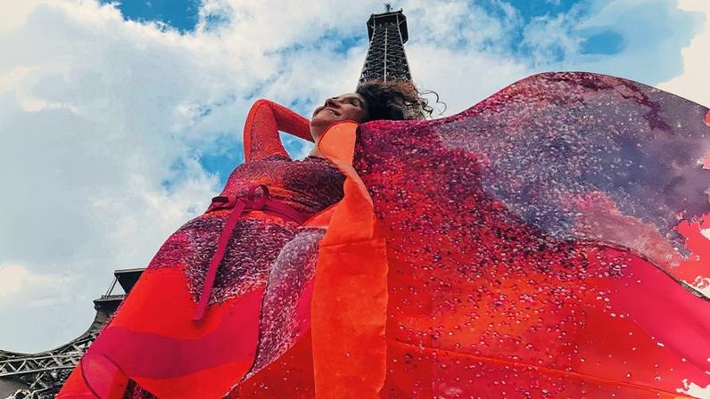 Estilista Alessa Migani posando em Paris (Foto: Reprodução)