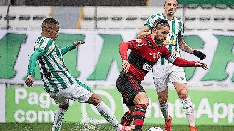 Diego, jogador do Flamengo, em ação durante partida contra o Juventude no Estádio Alfredo Jaconi (Foto: Reprodução)