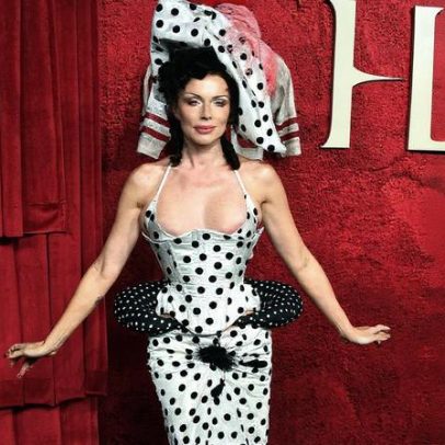 Julia Fox brilha em vestido de corpete de bolinhas na estreia de 'Him' com o filho