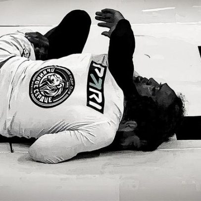 Arman Tsarukyan finaliza Ben Henderson em emocionante luta de grappling