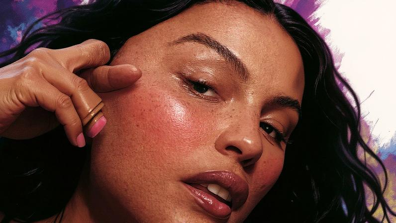 Garota com produtos da marca Rhode em destaque (Foto: Reprodução)