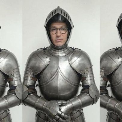 Zema critica PEC da Blindagem ao usar armadura medieval em protesto