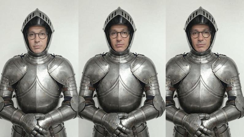 Romeu Zema usa armadura em protesto contra a PEC da Blindagem (Foto: Reprodução)