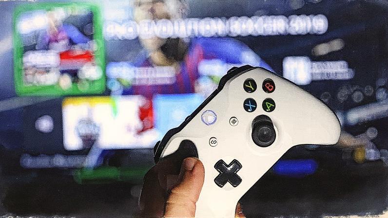 Jogador de videogame joga Pro Evolution Soccer 2019 em um console Xbox (Foto: Reprodução)