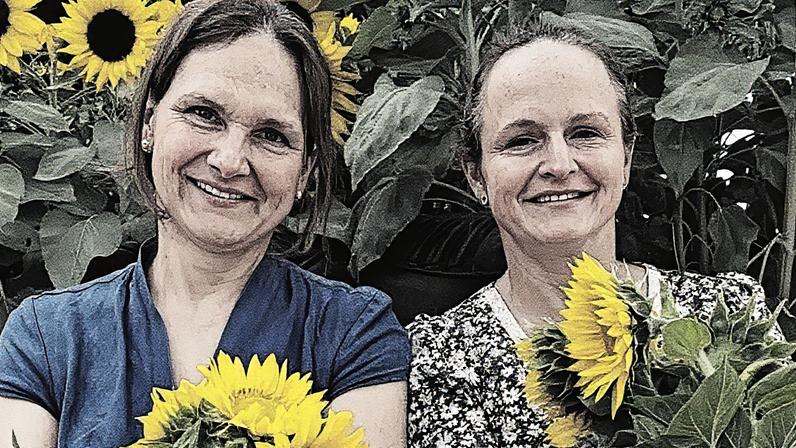 Melissa Turner à esquerda, com sua irmã Sammy ao lado, em uma imagem que retrata uma situação de busca por ajuda (Foto: Reprodução)