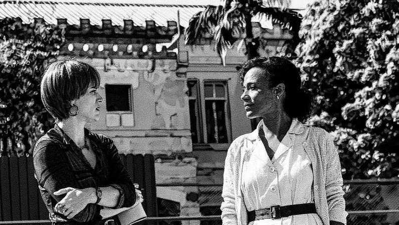 Bianca Bin e Naruna Costa posam para a foto (Foto: Reprodução)