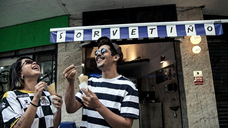 Amigos Camilla Duarte e Andre Florentino consomem gelato em um ambiente descontraído (Foto: Reprodução)