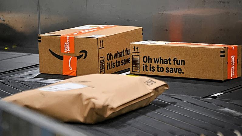 Pacotes se deslocam em uma esteira durante o Cyber Monday em um centro de distribuição da Amazon em Orlando, Flórida (Foto: Reprodução)