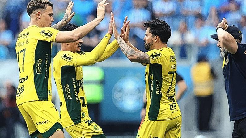 Alesson comemora gols com os companheiros de equipe (Foto: Reprodução)