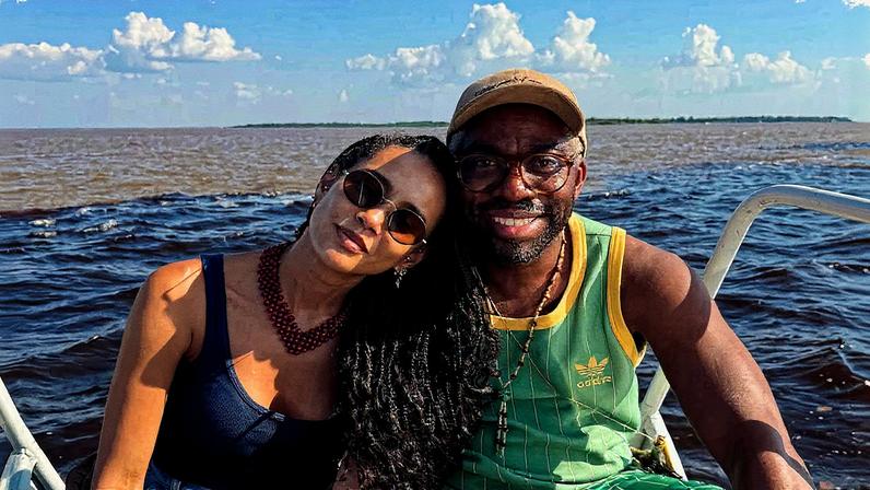 Taís e Lázaro estão juntos em uma foto, celebrando 21 anos de relacionamento (Foto: Reprodução)