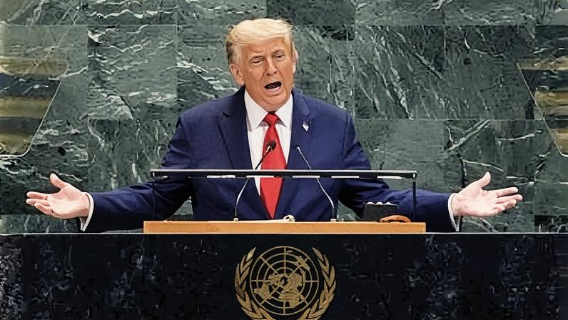 Homem discursando na ONU após retomar o comando da Casa Branca (Foto: Reprodução)