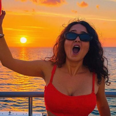 Salma Hayek exibe corpo em forma com biquíni vermelho em seu aniversário de 59 anos