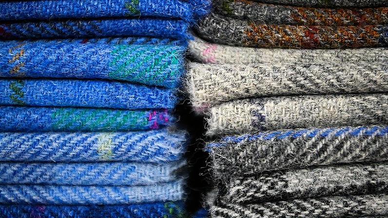 Alexander MacLeod, tecelão há 2 anos, contribui para o rejuvenescimento da indústria do 'tweed' nas Ilhas de Lewis e Harris, na Escócia (Foto: Reprodução)