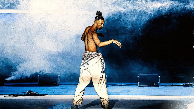 Adilson, bailarino português, se apresenta no Theatro Circo de Braga ao final de um espetáculo (Foto: Reprodução)